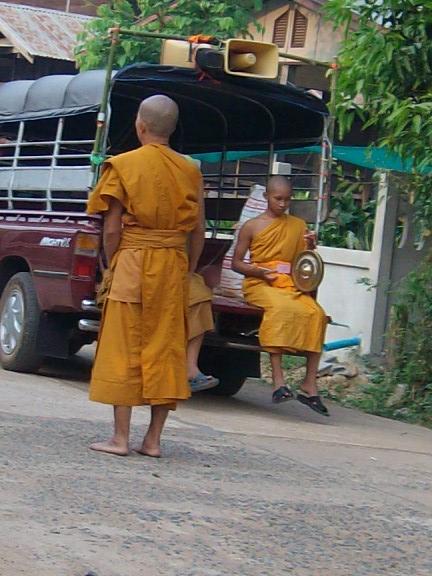 Des moines toujours des moines.......