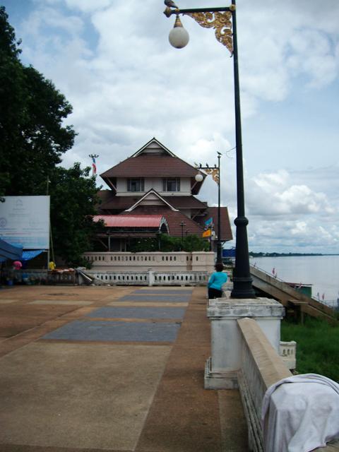 Sur les rives du MEKHONG,Mukdahan....