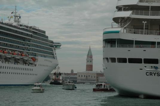 L'inchino si fa anche a due metri da San Marco