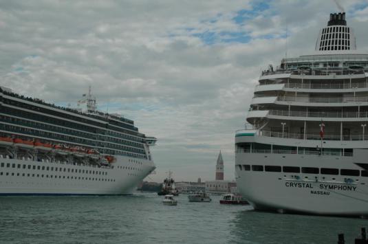 L'inchino si fa anche a due metri da San Marco