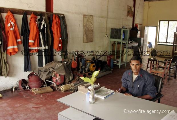 Et le 18, ça marche aussi pour les pompiers sri lankais ? ;-) Et le 18, ça marche aussi pour les pompiers sri lankais ? ;-)