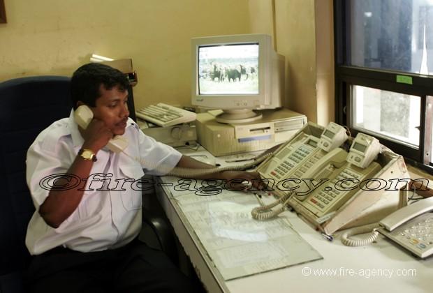 Et le 18, ça marche aussi pour les pompiers sri lankais ? ;-) Et le 18, ça marche aussi pour les pompiers sri lankais ? ;-)