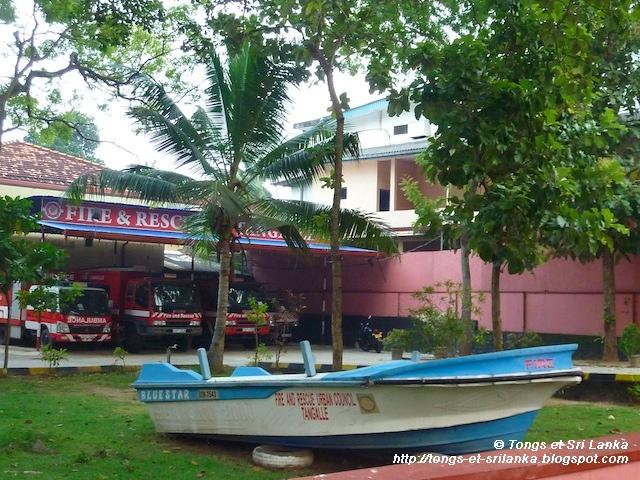Et le 18, ça marche aussi pour les pompiers sri lankais ? ;-) Et le 18, ça marche aussi pour les pompiers sri lankais ? ;-)