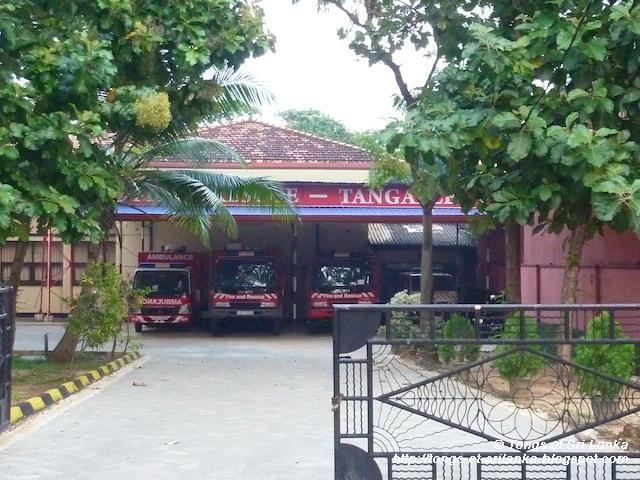 Et le 18, ça marche aussi pour les pompiers sri lankais ? ;-) Et le 18, ça marche aussi pour les pompiers sri lankais ? ;-)