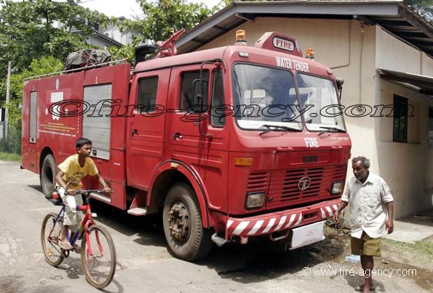 Et le 18, ça marche aussi pour les pompiers sri lankais ? ;-) Et le 18, ça marche aussi pour les pompiers sri lankais ? ;-)