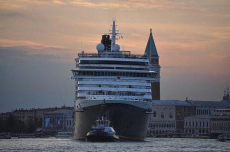 Le Queen Victoria, monstrueux dans le bassin de San Marco