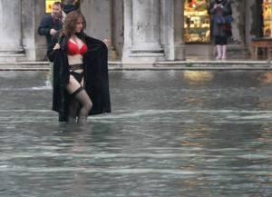 L’eau monte chaque jour dans les calli de Venise…