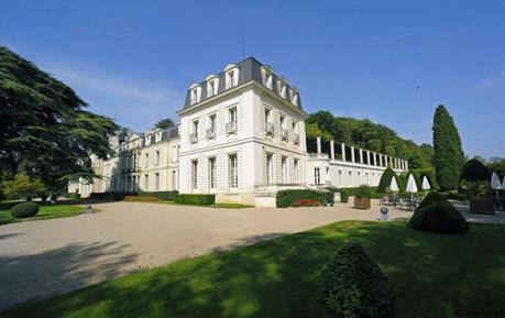 Façade et terrasse du chateau de Rochecotte