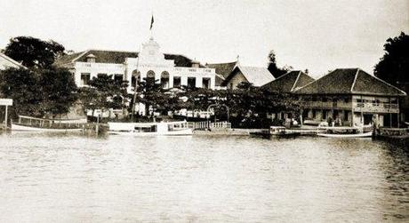 Oriental Hotel Bangkok 1895 Image source Vintage Postcard