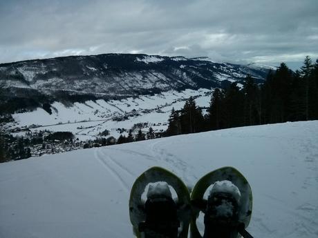 Vue sur la vallée avec les raquettes aux pieds !