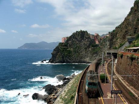 Cinque Terre en Italie : comment y aller et se déplacer entre les villages ? Le train qui relie les villages des Cinque Terre en gare de Manarola