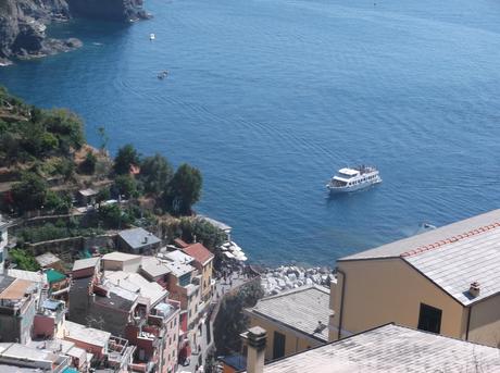 Cinque Terre en Italie : comment y aller et se déplacer entre les villages ? Le bateau qui fait la liaison entre les villages