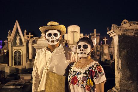 Un couple en costume pour le Jour des morts à Mérida