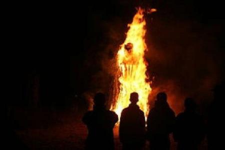 condannata a essere bruciata viva tra le due colonne