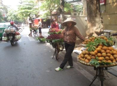 vendeuses de fruits à vélo hanoi