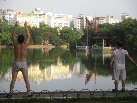 matin face au lac Hoan Kiêm