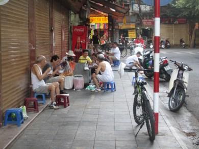 Petit déjeuner matinal dans la rue Hanoi