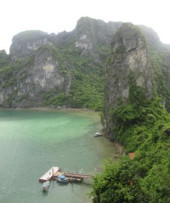 vue depuis grotte de la surprise Halong Bay