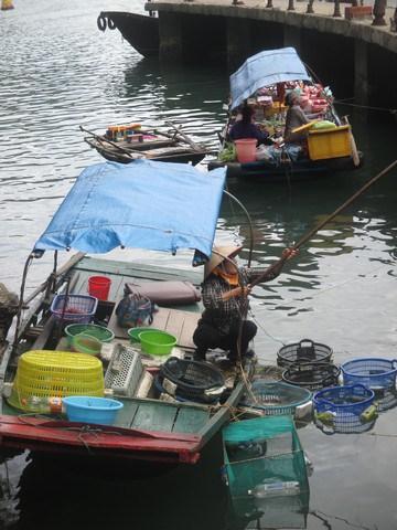 vendeuses de fruits de mer Halong Bay