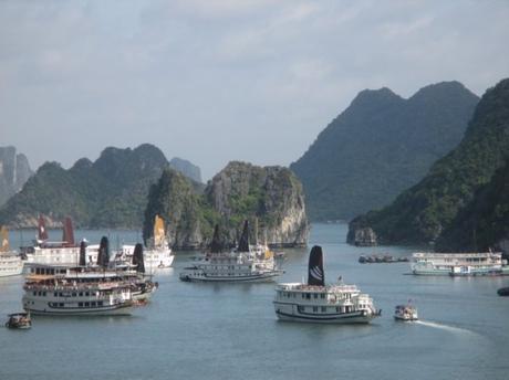 vue depuis grotte de la surprise Halong Bay