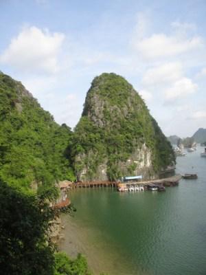 vue depuis grotte de la surprise Halong Bay