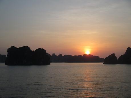 coucher soleil baie Halong