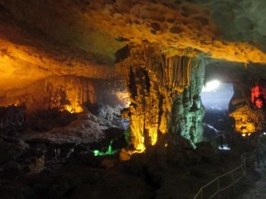 La grotte est à 25 mètres de hauteur et offre une belle vue sur les alentours.