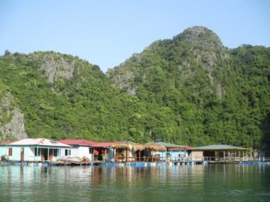 village pêcheurs Baie Halong