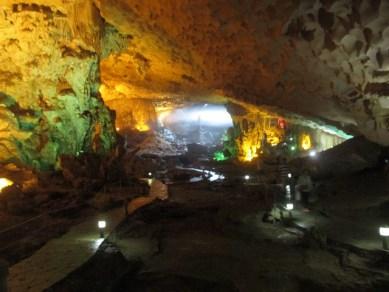 La grotte est à 25 mètres de hauteur et offre une belle vue sur les alentours.