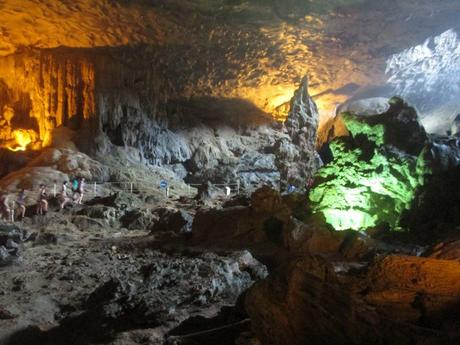 La grotte est à 25 mètres de hauteur et offre une belle vue sur les alentours.