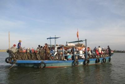 bateau qui fait la traversée des 2 roues! Hoi An