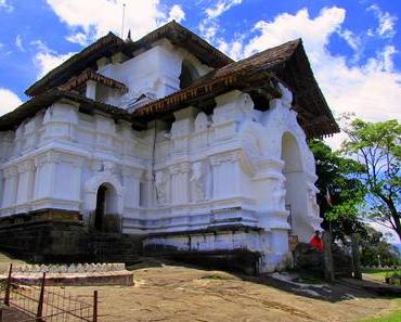 Longue marche aux temples des environs de Kandy