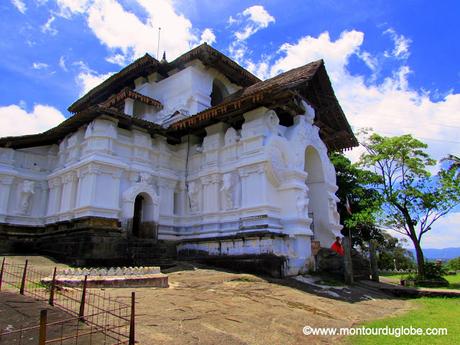 Longue marche aux temples des environs de Kandy