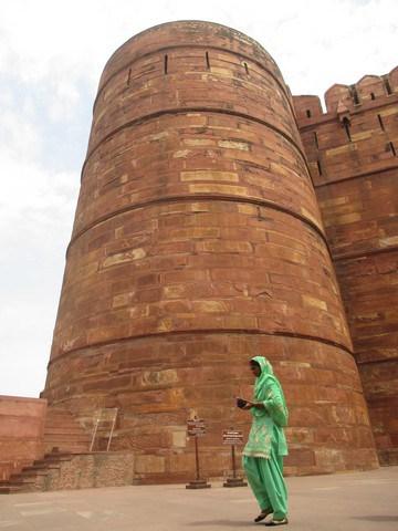 femme devant tour Fort Agra