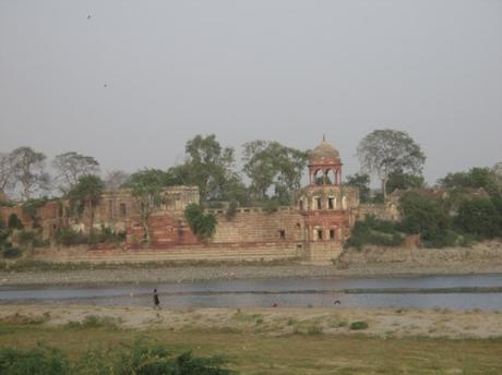 derrière le taj Mahal