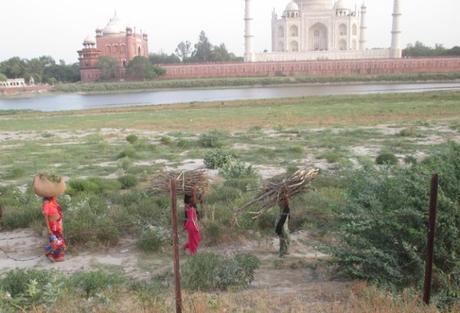 femmes derrière le taj Mahal