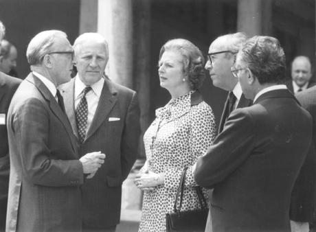Conversation entre lord Carrington, ministre britannique des Affaires étrangères et du Commonwealth; Pierre Werner, Premier ministre luxembourgeois; Margaret Thatcher, Première ministre britannique; Roy Jenkins, président de la CCE; et Emilio Colombo, ministre italien des Affaires étrangères (de gauche à droite)