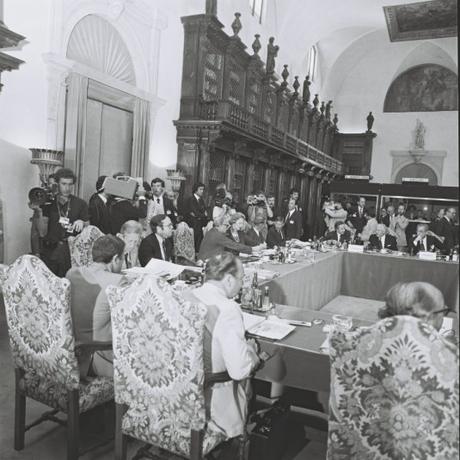 Vue de la salle de réunion: Roy Jenkins, président de la CCE; Anker Jørgensen, Premier ministre danois; Kjeld Olesen, ministre danois des Affaires étrangères; Charles-Ferdinant Nothomb, ministre belge des Affaires étrangères; Wilfried Martens, Premier ministre belge; lord Carrington, ministre britannique des Affaires étrangères et du Commonwealth; Margaret Thatcher, Première ministre britannique; Christoph van der Klaauw, ministre néerlandais des Affaires étrangères; Andries van Agt, Premier ministre néerlandais; Gaston Thorn, ministre luxembourgeois des Affaires étrangères, du Commerce extérieur et de la Coopération; Pierre Werner, Premier ministre luxembourgeois; Francesco Cossiga, président du Conseil des ministres italien et président en exercice du Conseil (de gauche à droite dans le sense des aiguilles d'une montre)