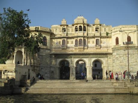 rives lac Pichola