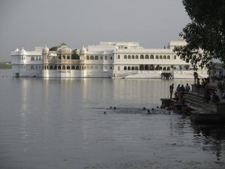 Vue sur le Lake Palace et les baigneurs sur le ghat