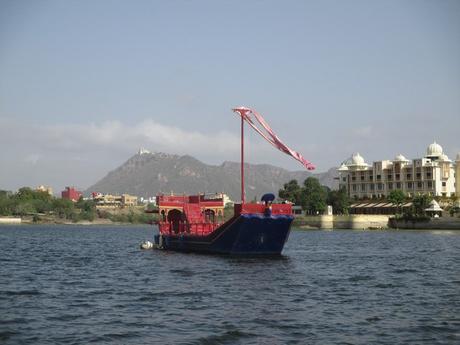 bateau Lake Palace