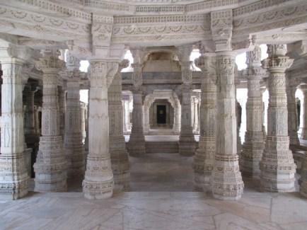 Intérieur du temple et ses colonnes Ranakpur