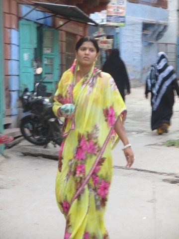 femme indienne dans la rue