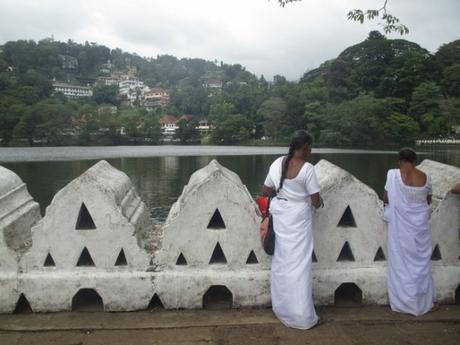 offrandes fleurs lac Kandy