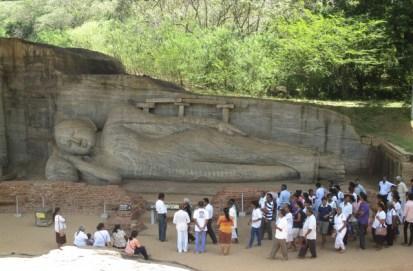 fidèles devant quatrième Bouddha Gal Vihara Polonnaruwa