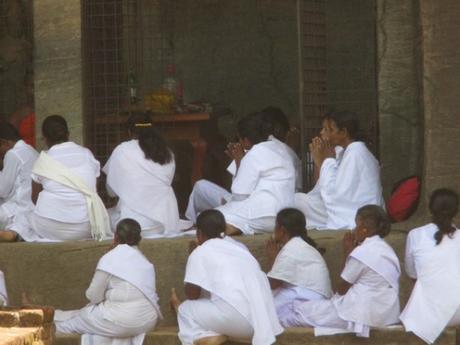 fidèles devant second Bouddha Gal Vihara Polonnaruwa