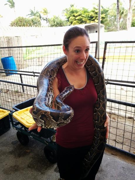 Sarah avec un serpent autour du cou, peur