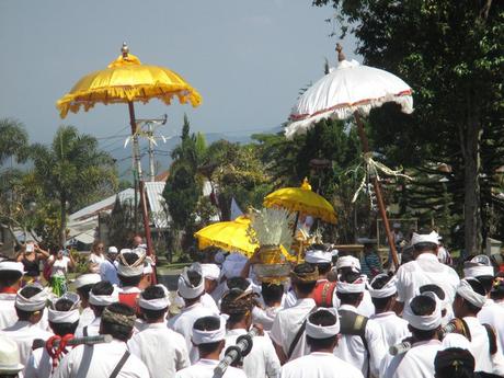 procession temple Besakih