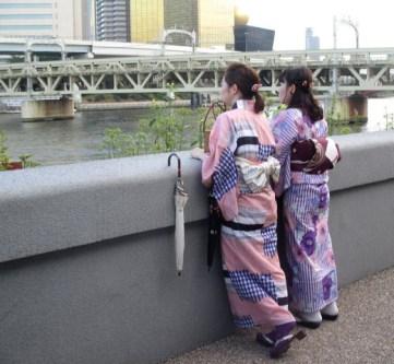 femmes en kimono devant rivière Asakusa