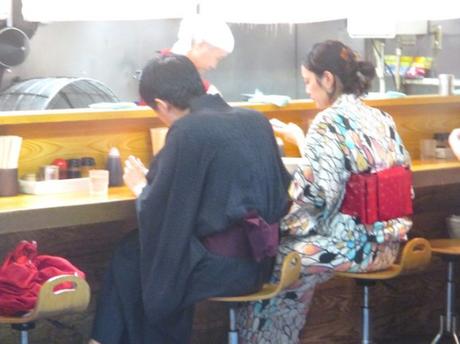 couple en kimono restaurant